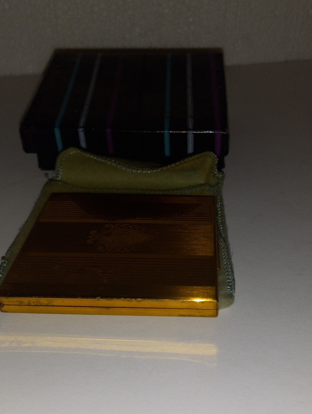 Gold Compact Highlighter for Women - Radiant Glow